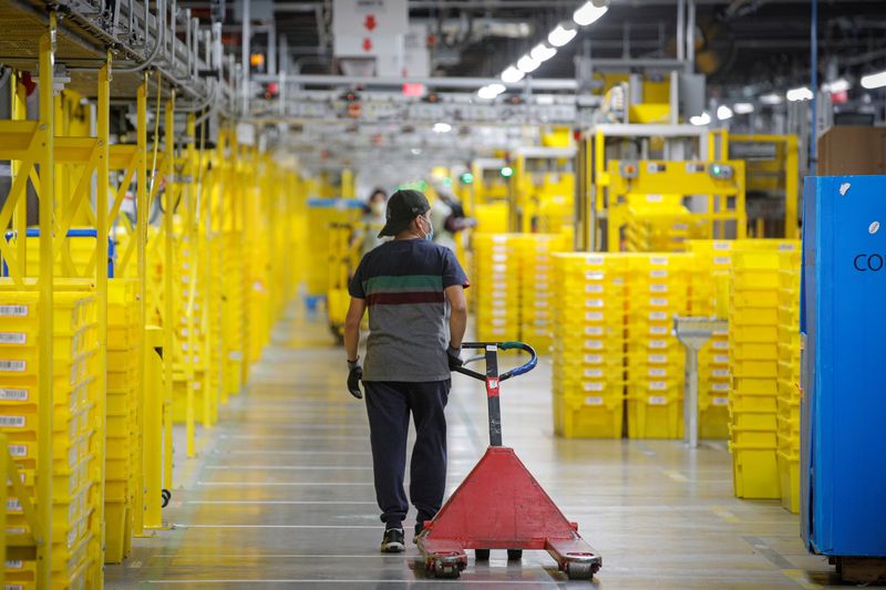 © Reuters. An employee pulls a cart at Amazon's JFK8 distribution center in Staten Island, New York, U.S. November 25, 2020.  REUTERS/Brendan McDermid.