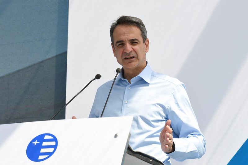 &copy; Reuters. FILE PHOTO: Greek Prime Minister Kyriakos Mitsotakis speaks during the launch event of a photovoltaic park near Kozani, Greece, April 6, 2022. REUTERS/Alexandros Avramidis/File Photo