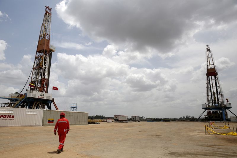 &copy; Reuters. FILE PHOTO: An oilfield worker walks next to drilling rigs at an oil well operated by Venezuela's state oil company PDVSA, in the oil-rich Orinoco belt, April 16, 2015.. REUTERS/Carlos Garcia Rawlins/