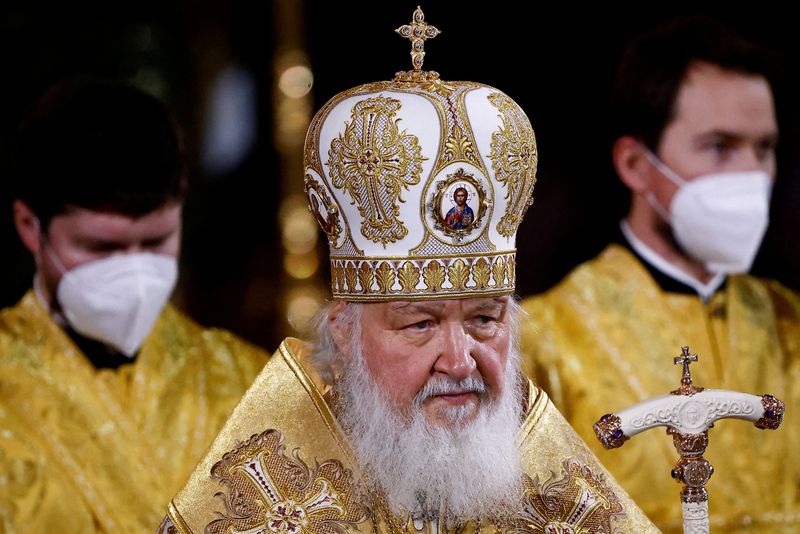 © Reuters. FOTO DE ARCHIVO: El patriarca Kirill de Moscú dirige un servicio ortodoxo en Moscú, Rusia, 6 de enero del 2022. REUTERS/Maxim Shemetov/Foto de Archivo