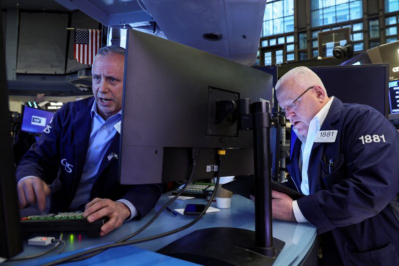 © Reuters. Traders work on the floor of the New York Stock Exchange (NYSE) in New York City, U.S., April 6, 2022. REUTERS/Brendan McDermid