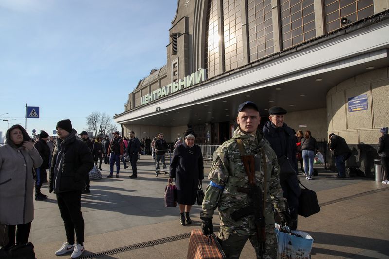 &copy; Reuters. Gente se abre paso fuera de la estación de tren de Kiev-Pasazhyrskyi, en medio de la invasión rusa de Ucrania, en Kiev, Ucrania. 7 de abril de 2022. REUTERS/Joseph Campbell