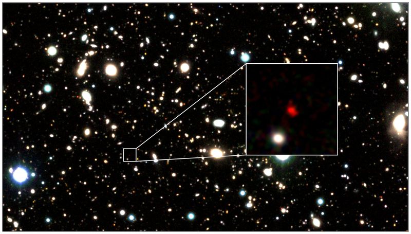 &copy; Reuters. La galaxia HD1, destacada en rojo en el recuadro, en el centro de esta imagen ampliada sin fechar cedida a Reuters. De confirmarse por futuras observaciones, se tratará del objeto astronómico más angituo y lejano conocido hasta la fecha. Harikane et al