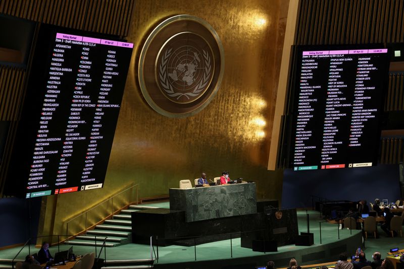 &copy; Reuters. L'Assemblée générale des Nations unies a adopté jeudi une résolution suspendant la Russie du Conseil des droits de l'homme, en raison des atteintes "flagrantes et systématiques" aux droits humains et au droit international humanitaire qu'elle a comm