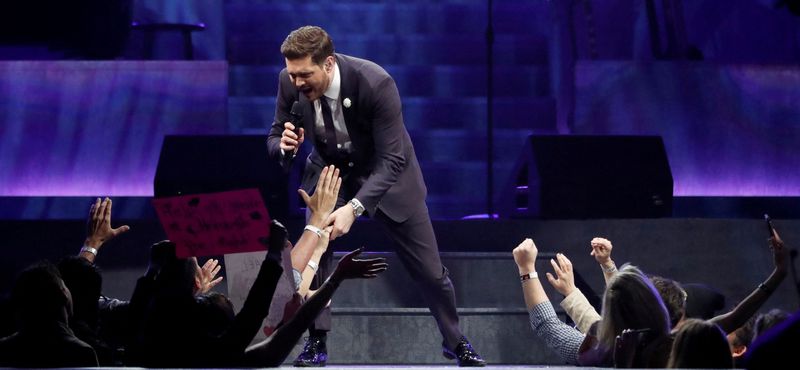 &copy; Reuters. FOTO DE ARCHIVO: Cantante canadiense Michael Buble actúa durante su gira en Los Angeles, California, 2 de abril del 2019, EEUU. REUTERS/Mario Anzuoni/File Photo
