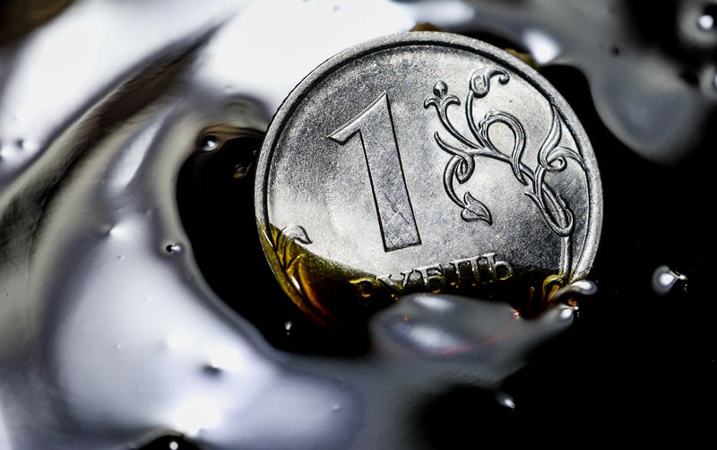 &copy; Reuters. A Russian one rouble coin is seen in this picture illustration taken April 5, 2022. REUTERS/Maxim Shemetov/illustration