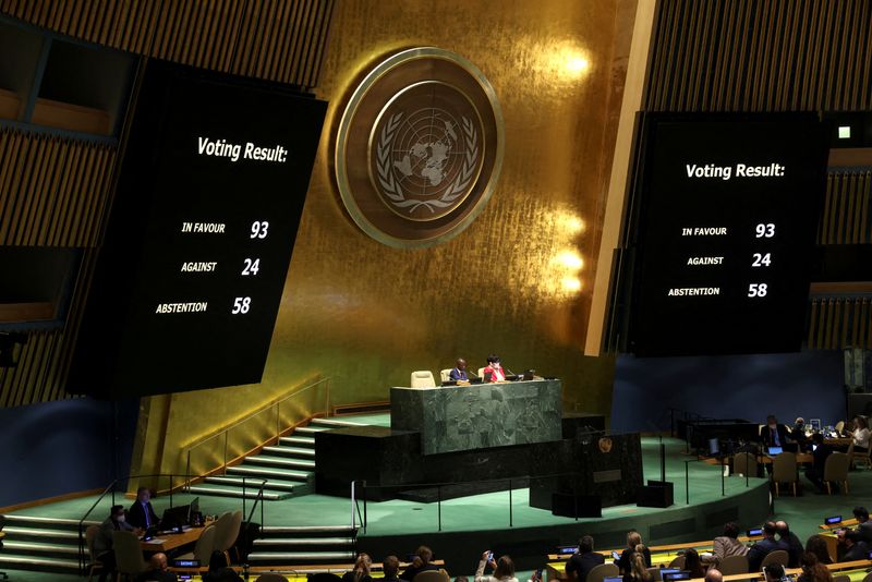 &copy; Reuters. شاشات عرض تظهر نتائج تصويت الجمعية العامة للأمم المتحدة في نيويورك على تعليق عضوية روسيا في مجلس حقوق الإنسان التابع للمنظمة يوم السابع من 