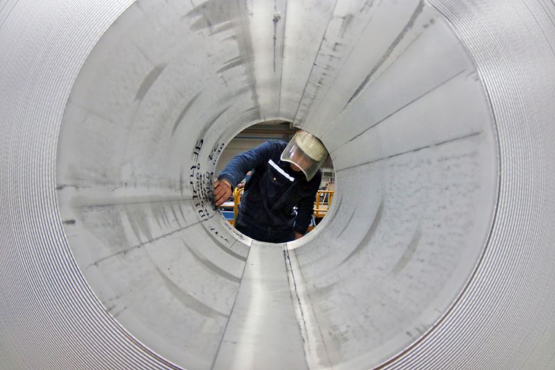 &copy; Reuters. IMAGEN DE ARCHIVO. Un empleado trabaja en una línea de producción de rollos de aluminio en una planta en Zouping, Provincia de Shandong, China. Noviembre 23, 2019.  REUTERS/Stringer 