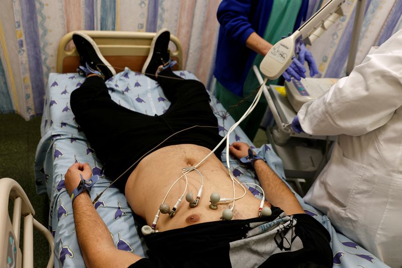 &copy; Reuters. FILE PHOTO: A patient suffering from Long COVID is examined in the post-coronavirus disease (COVID-19) clinic of Ichilov Hospital in Tel Aviv, Israel, February 21, 2022. REUTERS/Amir Cohen/File Photo