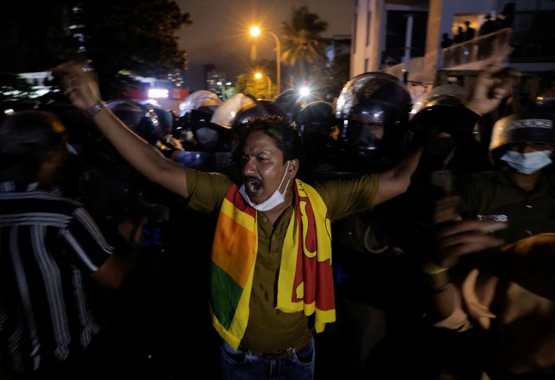 © Reuters. A man shouts slogans during a protest in front of the Temple Trees Prime Minister Mahinda Rajapaksa's official residence, amid the country's economic crisis in Colombo, Sri Lanka, April 7, 2022. REUTERS/Dinuka Liyanawatte