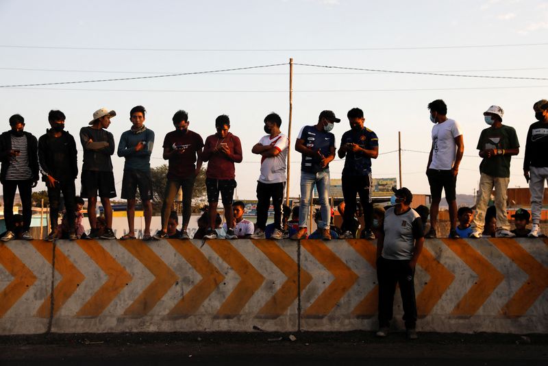 &copy; Reuters. Demonstrators block the Pan-American highway, one of the key highways essential for food supplies in Peru's largest cities, during protests sparked by rising fuel and fertilizer costs, due to sanctions on Russia, in Villacuri, Peru April 6, 2022. Picture 