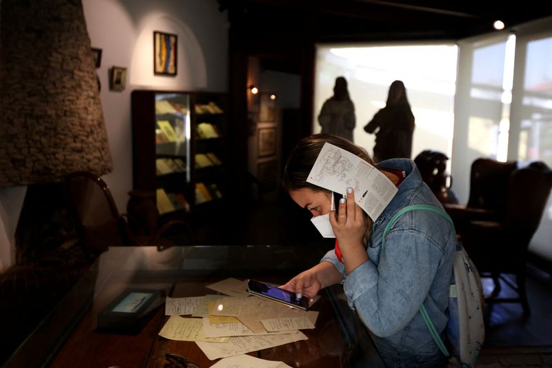 © Reuters. Una mujer visita la casa museo del poeta chileno Pablo Neruda en Santiago de Chile, el 6 de abril de 2022. REUTERS/Ivan Alvarado