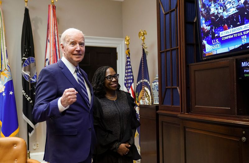 © Reuters. U.S. President Joe Biden and Supreme Court nominee Judge Ketanji Brown Jackson watch as the full U.S. Senate votes to confirm Jackson as the first Black woman to serve on the U.S. Supreme Court, from the Roosevelt Room at the White House in Washington, U.S., April 7, 2022. REUTERS/Kevin Lamarque