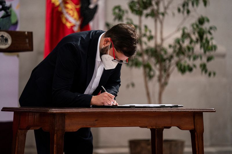 &copy; Reuters. FILE PHOTO: Chile's President Gabriel Boric signs a regional agreement on access to information, public participation and justice in environmental matters, also known as the Escazu Agreement at government house in Santiago, Chile March 18, 2022. Chilean P