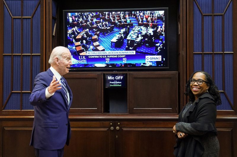 © Reuters. U.S. President Joe Biden and Judge Ketanji Brown Jackson watch as the Senate votes to confirm her to the U.S. Supreme Court, from the Roosevelt Room at the White House in Washington U.S., April 7, 2022. REUTERS/Kevin Lamarque