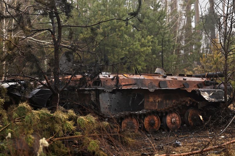 &copy; Reuters. FOTO DE ARCHIVO: Un tanque ruso destruido, en medio de la invasión rusa de Ucrania, en el pueblo de Dmytrivka, al oeste de Kiev, Ucrania. 1 de abril de 2022. REUTERS/Zohra Bensemra