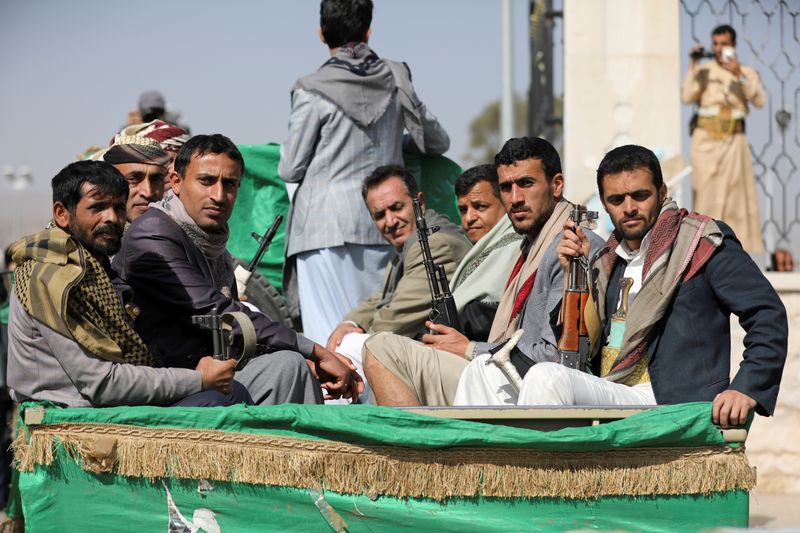 &copy; Reuters. مقاتلون من جماعة الحوثي في صنعاء - صورة من أرشيف رويترز. 