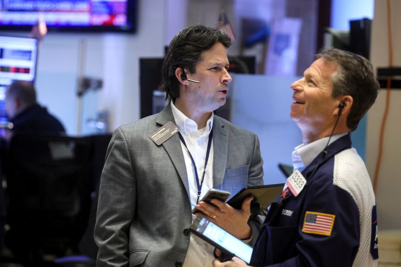 &copy; Reuters. Operadores trabalham na Bolsa de Nova York, EUA
06/04/2022
REUTERS/Brendan McDermid