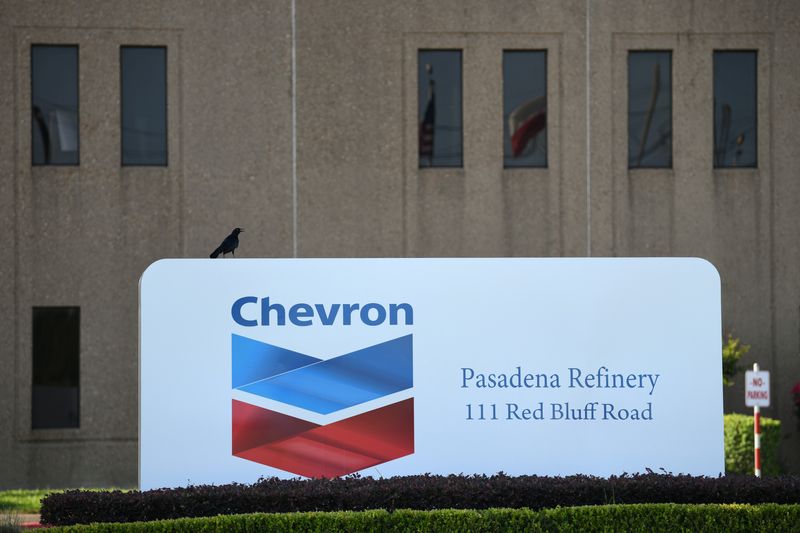 © Reuters. FOTO DE ARCHIVO: Un cartel en la entrada de la refinería Chevron en Pasadena, Texas, EEUU, 5 de mayo del 2019.  REUTERS/Loren Elliott