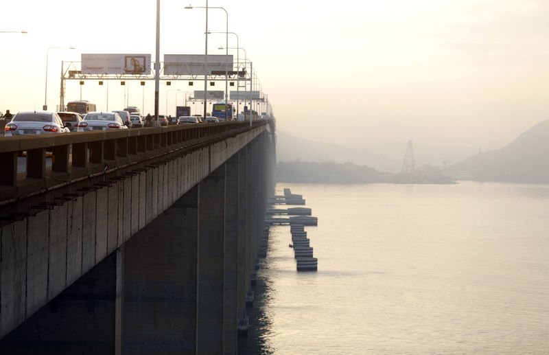 © Reuters. Veículos na ponte Rio-Niterói, de concessão Ecorodovias 
18/03/2015
REUTERS/Ricardo Moraes