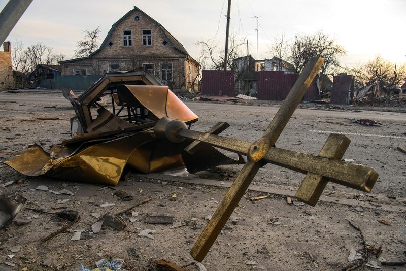 © Reuters. Una cruz y una cúpula destruida de una iglesia local dañada por los bombardeos se ven en una carretera, mientras continúa el ataque de Rusia a Ucrania, en el asentamiento de Hostomel, en las afueras de Kiev, Ucrania, el 6 de abril de 2022. REUTERS/Vladyslav Musiienko
