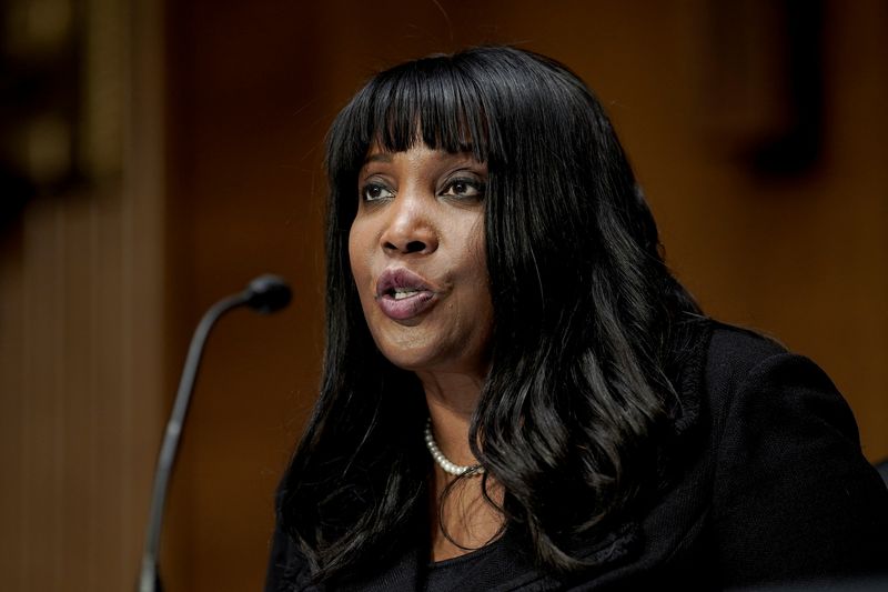 &copy; Reuters. Dra. Lisa DeNell Cook, de Michigan, nomeada membro do Conselho de Governadores do Federal Reserve, fala perante audiência de confirmação do Comitê de Bancos, Habitação e Assuntos Urbanos do Senado, no Capitólio em Washington, DC, EUA, 3 de fevereir