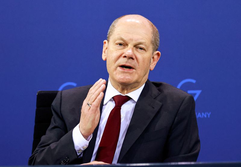 &copy; Reuters. German Chancellor Olaf Scholz holds a news conference after meeting with the heads of the country's 16 federal states to discuss Russia's invasion of Ukraine, in Berlin Germany April 7, 2022. REUTERS/Hannibal Hanschke