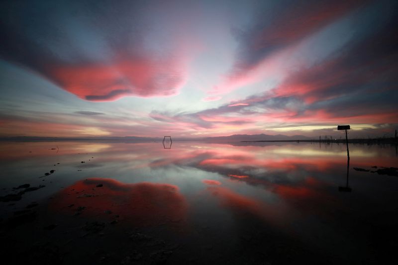 © Reuters. Pôr do sol refletido no Salton Sea visto de Bombay Beach
15/03/2022
REUTERS/David Swanson/TPX IMAGES OF THE DAY/File Photo