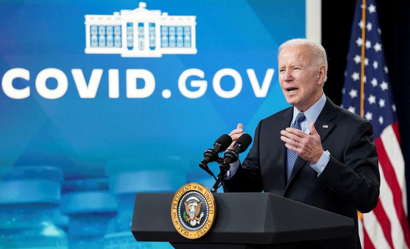 &copy; Reuters. FILE PHOTO: U.S. President Joe Biden delivers remarks on the coronavirus disease (COVID-19) before receiving a second COVID-19 booster vaccination in the Eisenhower Executive Office Building’s South Court Auditorium at the White House in Washington, U.S