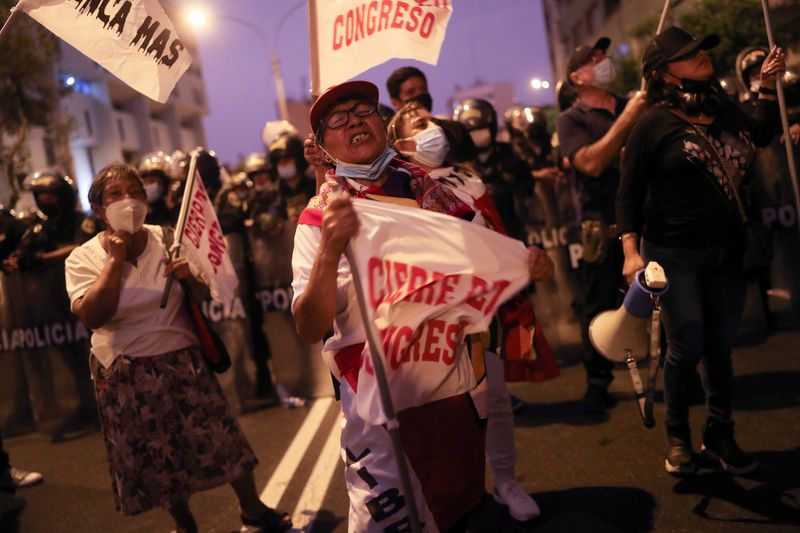 &copy; Reuters. A man holds a flag reading "Closing of the Congress" as demonstrators and members of worker unions protest against Peru's President Pedro Castillo's government and rising food and fuel prices, in Lima, Peru April 7, 2022. REUTERS/Sebastian Castaneda