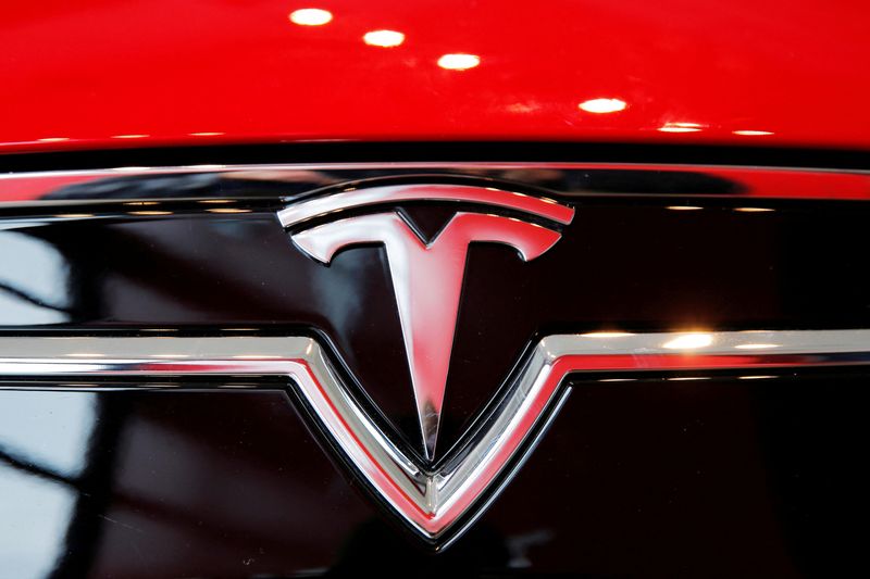 © Reuters. FILE PHOTO: FILE PHOTO: A Tesla logo on a Model S is photographed inside of a Tesla dealership in New York, U.S., April 29, 2016. REUTERS/Lucas Jackson/File Photo/File Photo