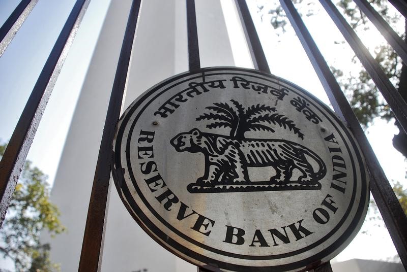 &copy; Reuters. 　４月８日、インド準備銀行（中央銀行）は８日、政策金利のレポレートを過去最低の４％に据え置いた。写真はインド準備銀行のロゴ。２０１１年１月インドのムンバイで撮影（２０２２