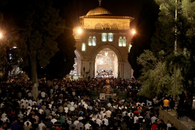 &copy; Reuters. مسلمون يصلون في مجمع يضم المسجد الأقصى بالقدس يوم 8 مايو آيار 2021. تصوير: عمار عوض - رويترز.