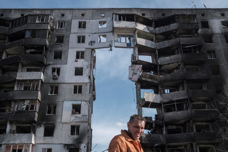 &copy; Reuters. Un trabajador de limpieza pasa por delante de los edificios destruidos por los bombardeos, durante la invasión rusa de Ucrania en Borodianka, en la región de Kiev, Ucrania, 7 de abril de 2022. REUTERS/Marko Djurica 
