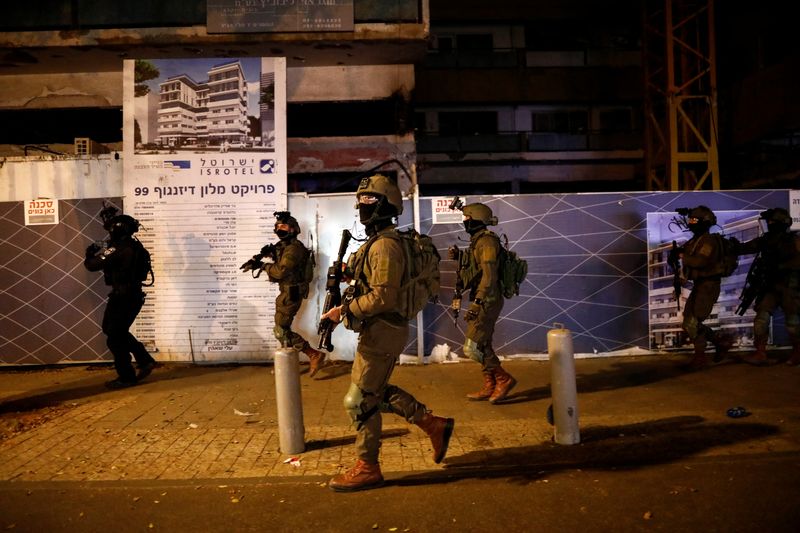 © Reuters. قوات أمن إسرائيلية تمشط محيط حادث إطلاق نار في تل أبيب يوم الخميس. تصوير: كورينا كيرن - رويترز