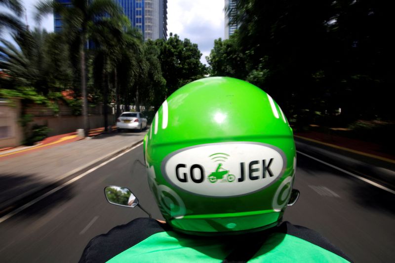 &copy; Reuters. FILE PHOTO: A Go-Jek driver rides a motorcycle on a street in Jakarta, Indonesia, Dec, 15, 2017. REUTERS/Beawiharta/