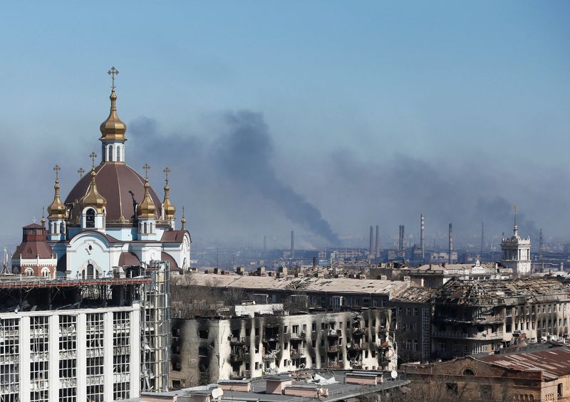 © Reuters. مدينة ماريوبول الأوكرانية المحاصرة صباح يوم الخميس. تصوير: ألكسندر إرموتشينكو - رويترز