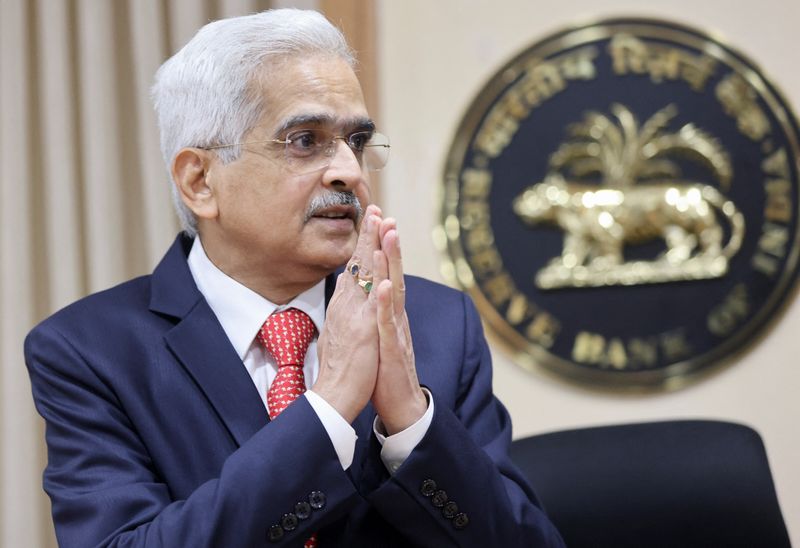 © Reuters. The Reserve Bank of India (RBI) Governor Shaktikanta Das greets the media as he arrives at a news conference after a monetary policy review in Mumbai, India, April 8, 2022. REUTERS/Francis Mascarenhas