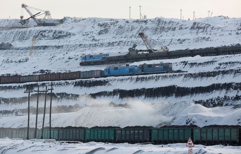&copy; Reuters. FOTO DE ARCHIVO: Trenes cargados de carbón en la mayor mina a cielo abierto de carbón rusa cerca de la ciudad siberiana de Borodinó, en el krai de Krasnoyarsk, Rusia, el 29 de noviembre de 2017. REUTERS/Ilya Naymushin