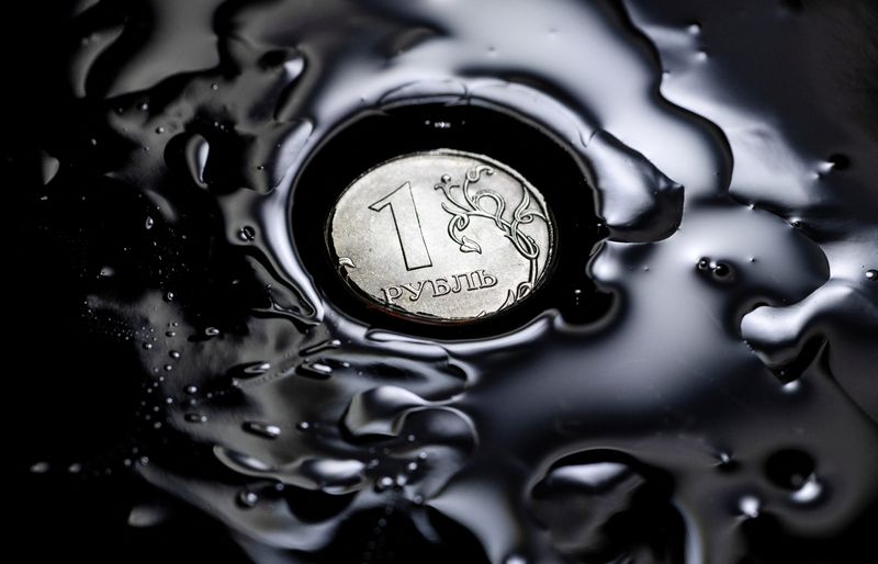 &copy; Reuters. FILE PHOTO: A Russian one rouble coin is seen in this picture illustration taken April 5, 2022. REUTERS/Maxim Shemetov/Illustration