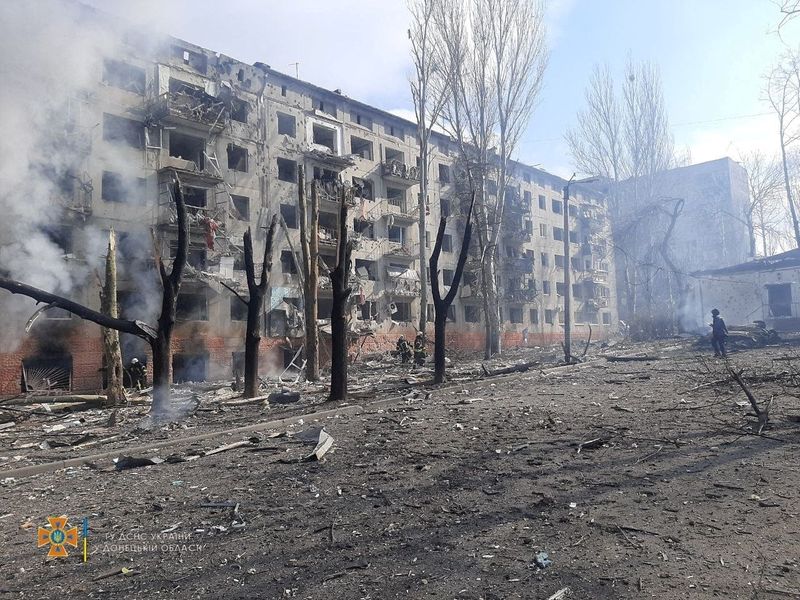 &copy; Reuters. Un edificio danneggiato da un bombardamento a Kramatorsk, in Ucraina.  Press service of the State Emergency Service of Ukraine/Handout via REUTERS