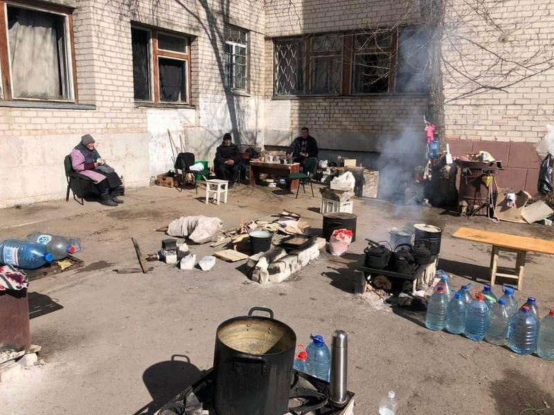 &copy; Reuters. نازحون من لوجانسك خارج مأوى مؤقت في صورة من إعلام خدمات الطوارئ الأوكرانية حصلت عليها رويترز من طرف ثالث