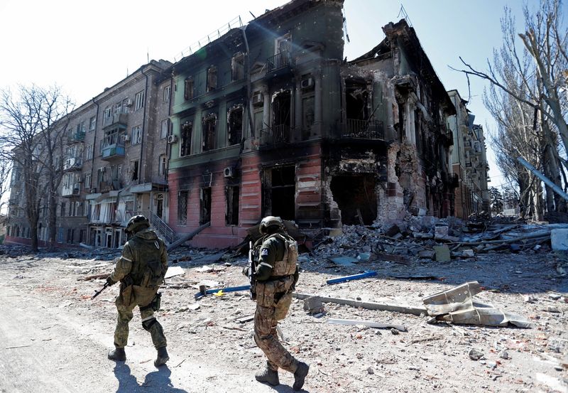 &copy; Reuters. جنديان من القوات المسلحة الموالية لروسيا يتفقدان الشوارع في مدينة ماريوبول الساحلية في جنوب شرق أوكرانيا يوم الخميس. تصوير: ألكسندر إيرموت