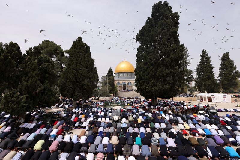 © Reuters. مسلمون يؤدون الصلاة في أول جمعة في شهر رمضان في المسجد الأقصى في القدس يوم الجمعة. تصوير: عمار عوض - رويترز.