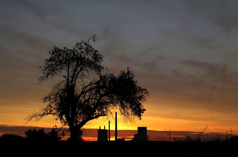 &copy; Reuters. FOTO DE ARCHIVO: La planta de energía de carbón de Grosskrotzenburg es fotografiada mientras el sol sale temprano en la mañana cerca de Hanau, Alemania, 20 de octubre de 2020. REUTERS/Kai Pfaffenbach