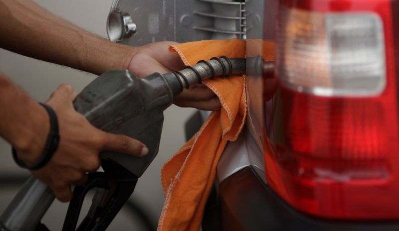 &copy; Reuters. Frentista abastece carro em posto de gasolina no Rio de Janeiro
30/03/2011
REUTERS/Ricardo Moraes