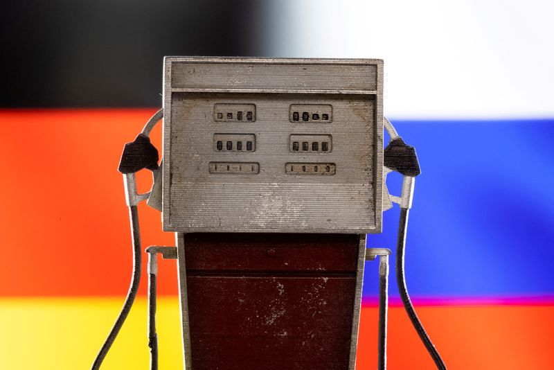 &copy; Reuters. FILE PHOTO: Model of petrol pump is seen in front of Germany and Russia flag colors in this illustration taken March 25, 2022. REUTERS/Dado Ruvic