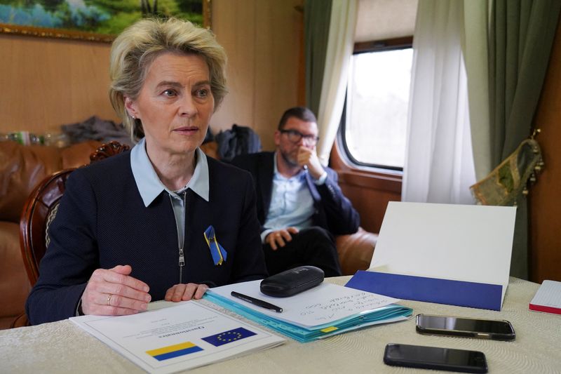 &copy; Reuters. Ursula Von der Leyen in viaggio verso Kiev, 8 aprile 2022. /REUTERS/Janis Laizans