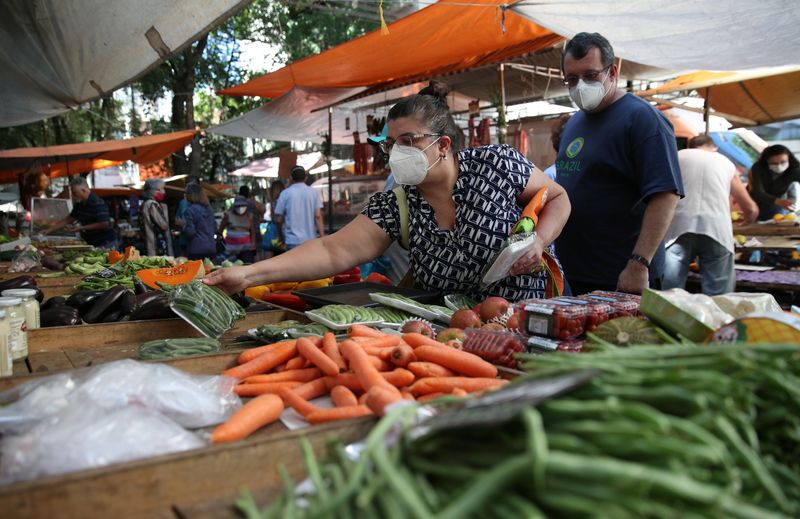 &copy; Reuters. FILE PHOTO: Consumers shop at a weekly street market in Rio de Janeiro, Brazil, September 2, 2021. REUTERS/Ricardo Moraes