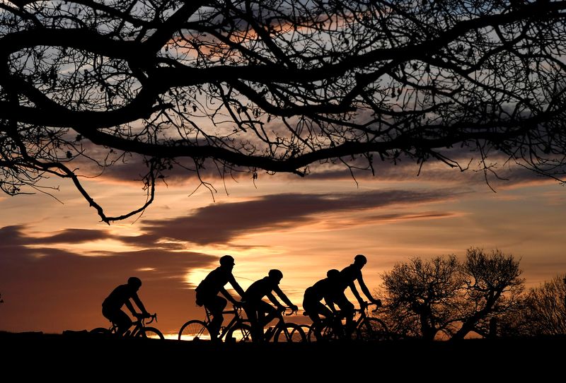 &copy; Reuters. Foto de archivo ilustrativa de un grupo de ciclistas en Londres 
 Ene 4, 2020 REUTERS/Toby Melville/

